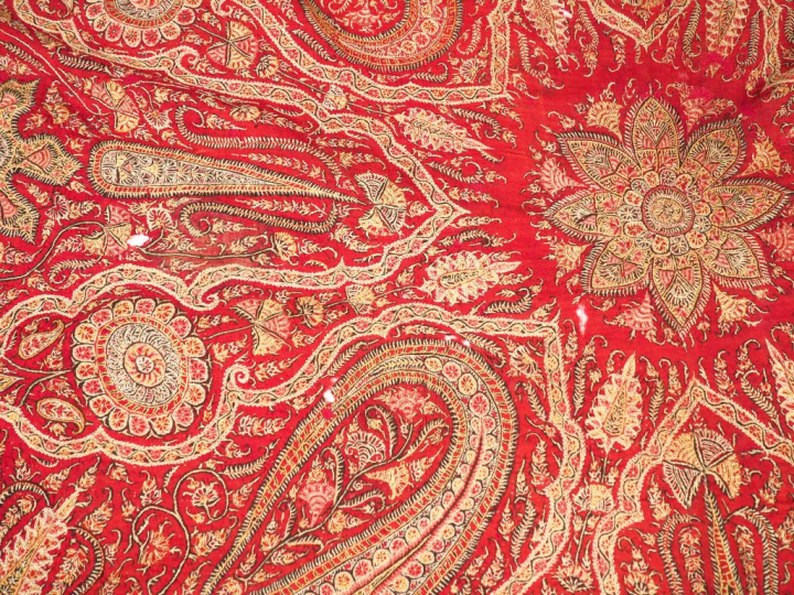 Châle en cachemire.  Dim. 177 x 158 cm  (petits accidents)