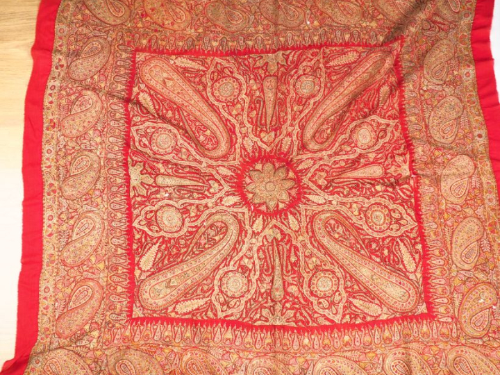 Châle en cachemire.  Dim. 177 x 158 cm  (petits accidents)