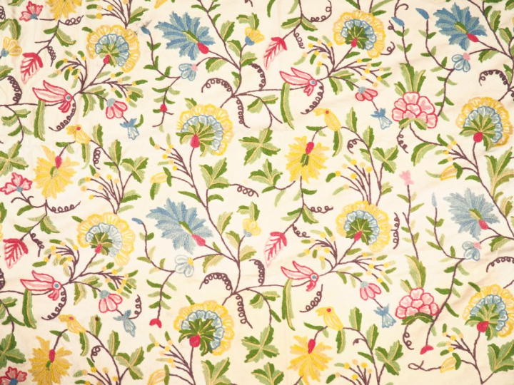 Paire de grands tissus suzanis sur fond beige. Dim. 255 x 188 cm