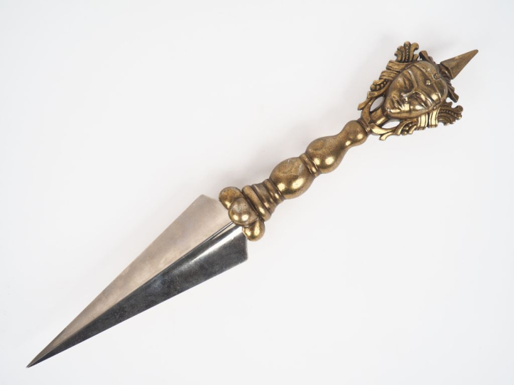 Poignard de style Extrême-Orient en bronze et métal chromé. Longueur :