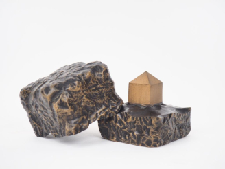 Vente aux enchères Presse papier en bronze orné d'un motif pyramidal. Signé et numéroté 6