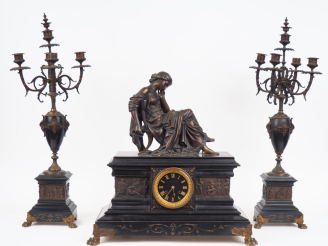 Vente aux enchères Garniture de cheminée Napoléon III en marbre noir et bronze, la pendul