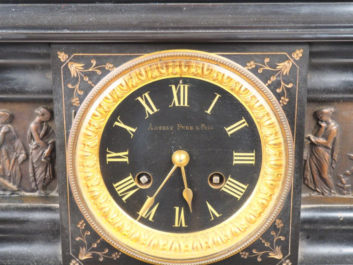 Garniture de cheminée Napoléon III en marbre noir et bronze, la pendul