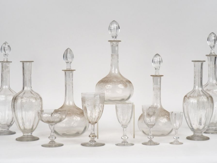 Partie de service de verres Napoléon III en cristal gravé à décor de f
