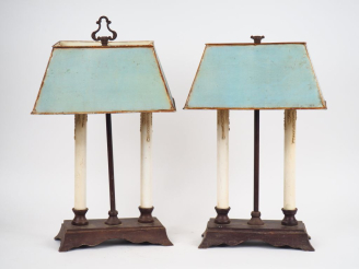 Vente aux enchères Paire de lampes de salon en métal polychrome.  H. 50 cm