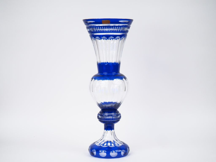 Grand vase balustre en cristal bicolore bleu nuit et translucide à déc