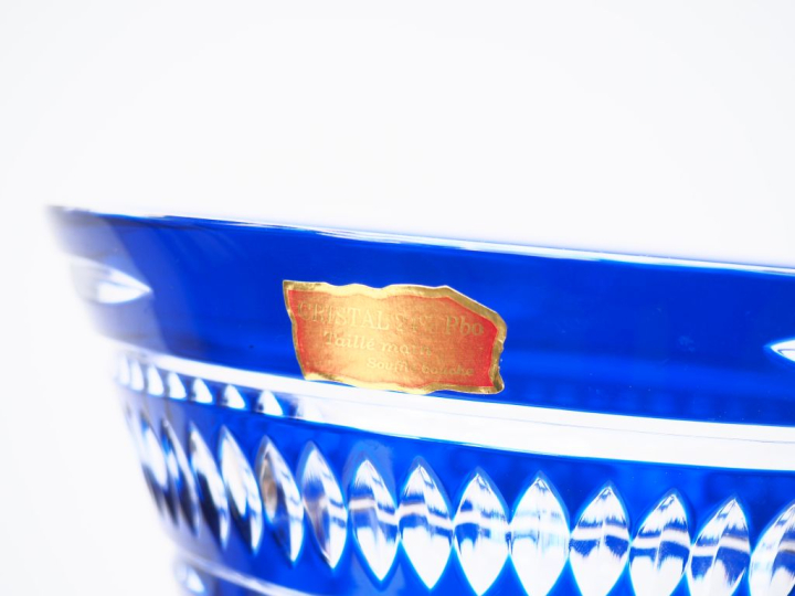 Grand vase balustre en cristal bicolore bleu nuit et translucide à déc