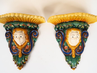 Vente aux enchères Paire de sellettes d'appliques en céramique polychrome de style italie