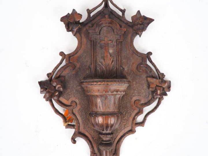 Bénitier Napoléon III en bois sculpté.  Dim. 40 x 28 cm