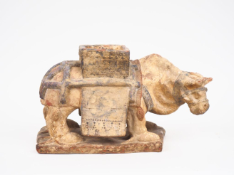 Vente aux enchères Grand sujet en terre cuite polychrome. "animal fantastique arnaché".  
