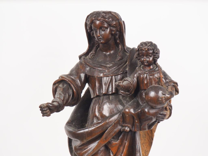 Ecole française XVIIème.  "Vierge à l'enfant" Sculpture en noyer  H. 8