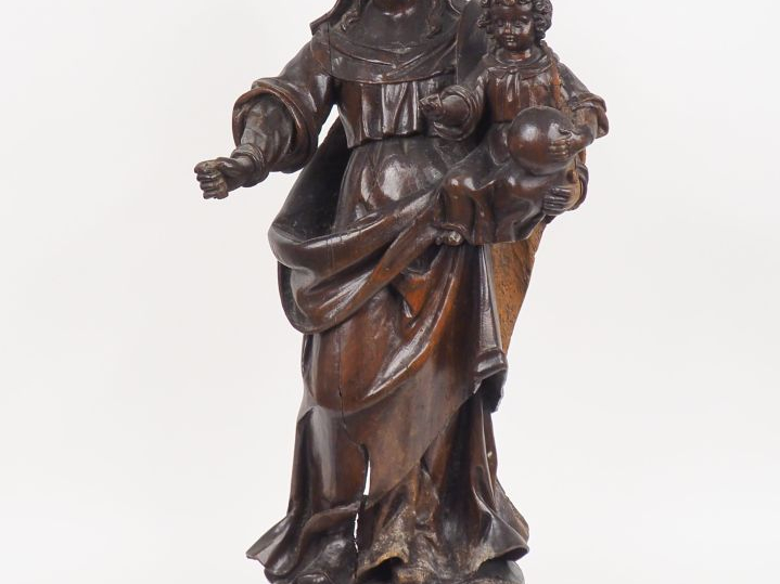 Ecole française XVIIème.  "Vierge à l'enfant" Sculpture en noyer  H. 8
