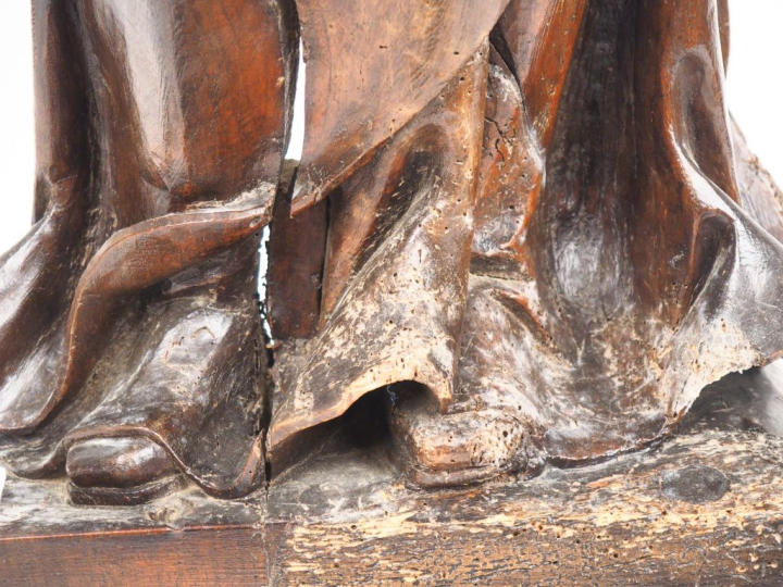 Ecole française XVIIème.  "Vierge à l'enfant" Sculpture en noyer  H. 8