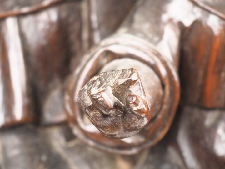 Ecole française XVIIème.  "Vierge à l'enfant" Sculpture en noyer  H. 8