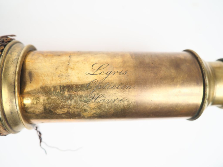 Longue vue en cuir et laiton signée Legris, Opticien au Havre. (cuir e