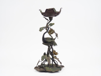 Vente aux enchères Pied de lampe en métal polychrome à décor d'échassier et de nénuphars.