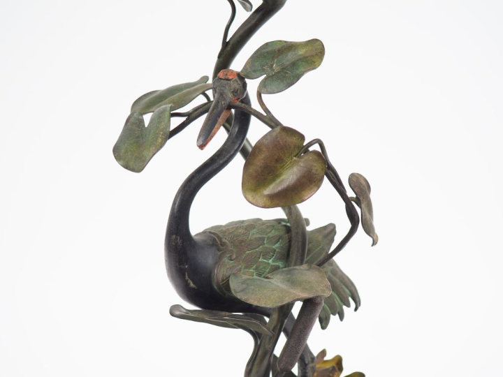 Pied de lampe en métal polychrome à décor d'échassier et de nénuphars.