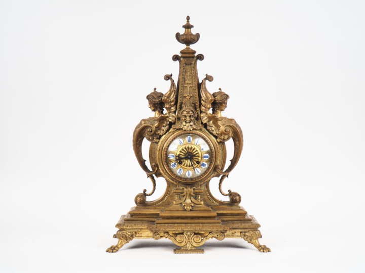 Pendule de cheminée Napoléon III en bronze à décor de femme ailée, de 