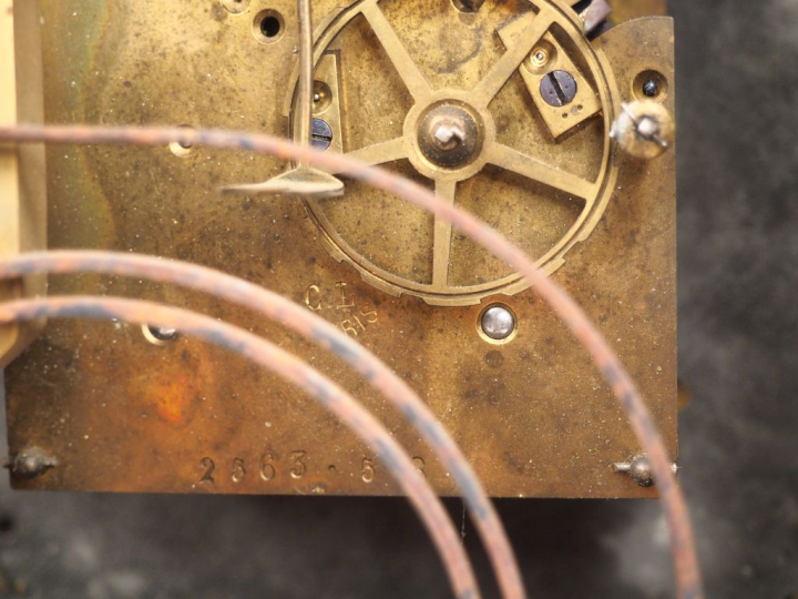 Cartel de style Louis XIV en bois et métal. Dim. 48 x 27 x 14 cm