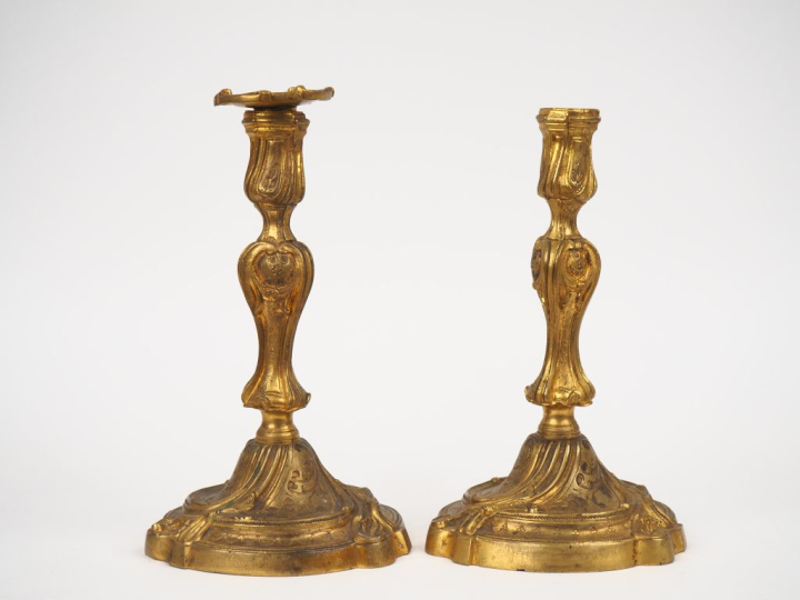 Paire de bougeoirs Louis XV en bronze doré, à décor gravé de rocailles