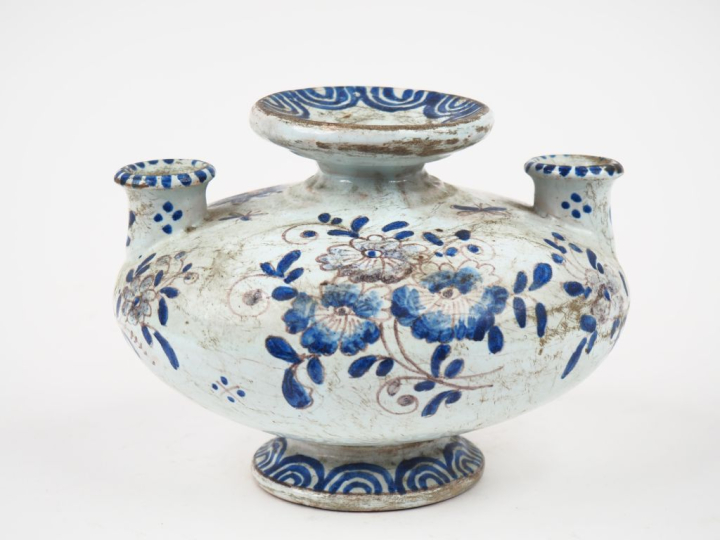 Vase XIXème en faience de Nevers, décor bleu et manganèse de paysan ch
