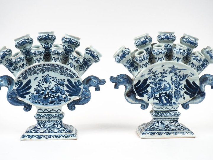 Paire de vases porte tulipes XIXème en faience de Delft, décor en cama