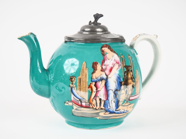 Théière 1900 en céramique de Minton à décor de personnage et de vase à