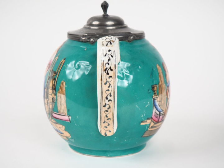 Théière 1900 en céramique de Minton à décor de personnage et de vase à
