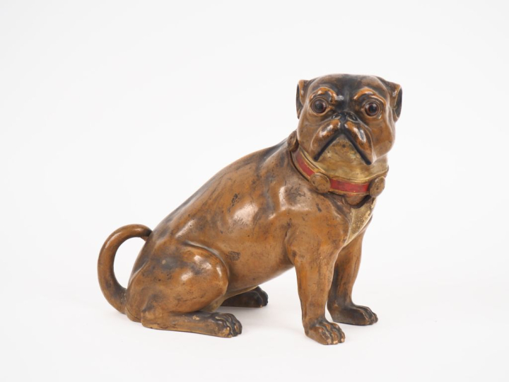 Grand sujet pot à tabac en terre cuite polychrome en forme de carlin. 