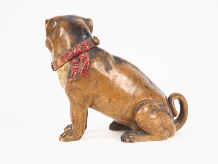 Grand sujet pot à tabac en terre cuite polychrome en forme de carlin. 