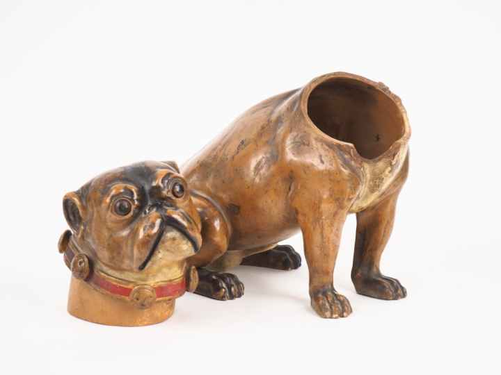 Grand sujet pot à tabac en terre cuite polychrome en forme de carlin. 