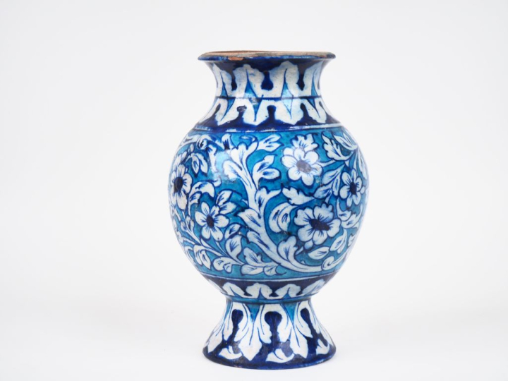 Vase en faience à décor de style persan, de fleurs en camaieu bleu. H.