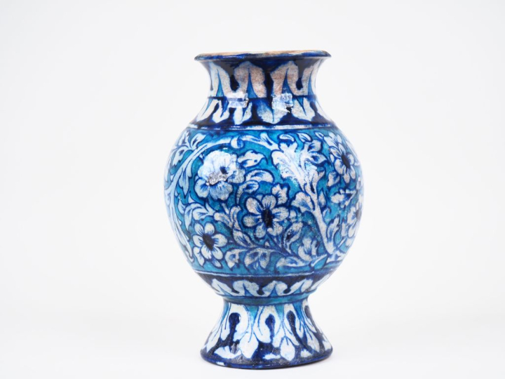 Vase en faience à décor de style persan, de fleurs en camaieu bleu. H.