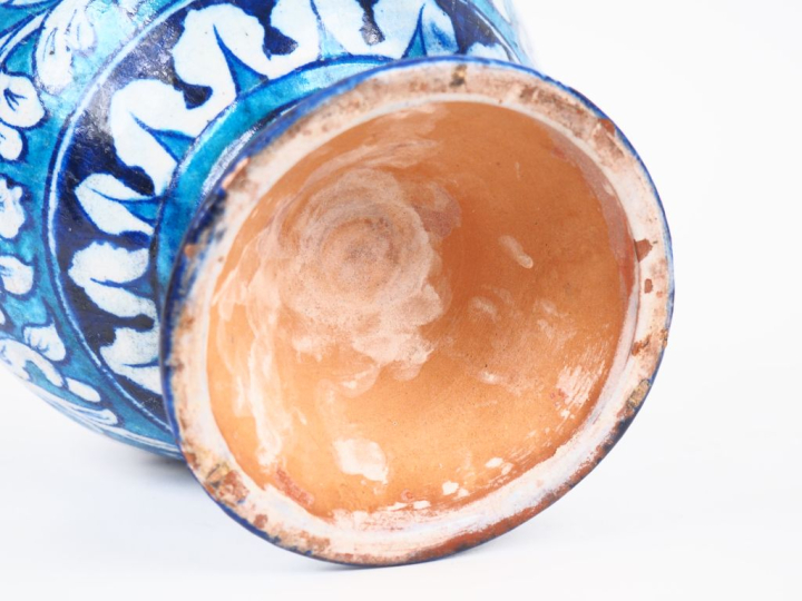 Vase en faience à décor de style persan, de fleurs en camaieu bleu. H.