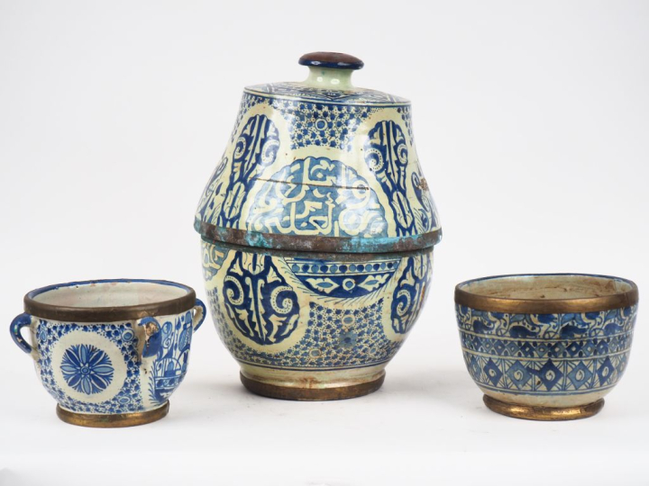 Pot couvert en faience du Maroc, décor en camaieu bleu  (mauvais état)