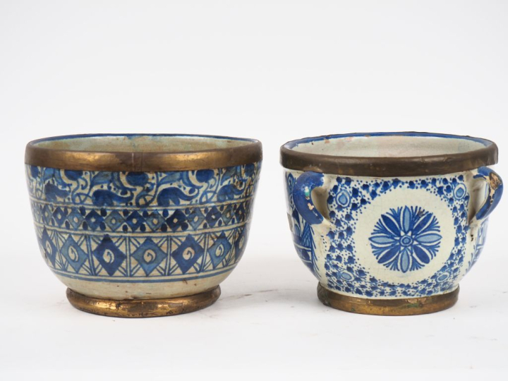 Pot couvert en faience du Maroc, décor en camaieu bleu  (mauvais état)