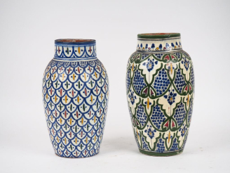 Vente aux enchères 2 vases ovoides en faience polychrome du Maroc.  H. 38 cm - 35 cm