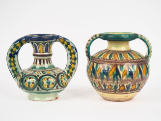 Vente aux enchères 2 vases à anses en faience du Maroc Signés H. 20,5 cm - H. 19,5 cm
