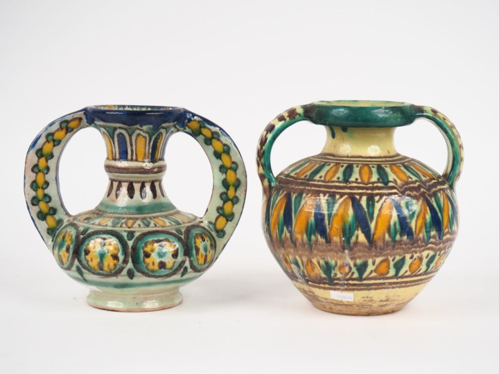 2 vases à anses en faience du Maroc Signés H. 20,5 cm - H. 19,5 cm