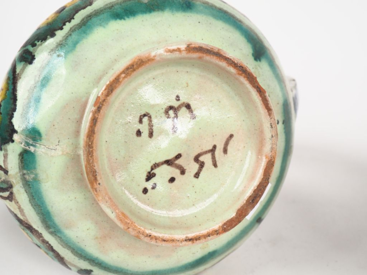 2 vases à anses en faience du Maroc Signés H. 20,5 cm - H. 19,5 cm