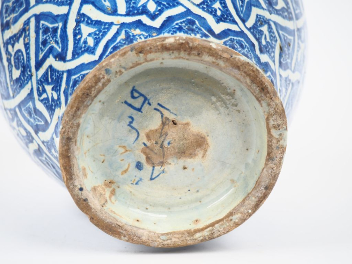 Vase à anses en faience du Maroc, décor en camaieu bleu. H. 36 cm  (qu