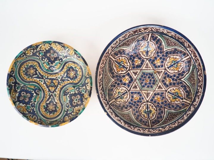 Plat en faience marocaine polychrome Signé Diam. 38,5 cm (petites égre