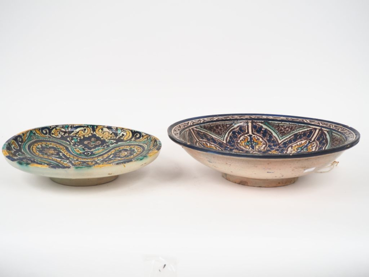 Plat en faience marocaine polychrome Signé Diam. 38,5 cm (petites égre