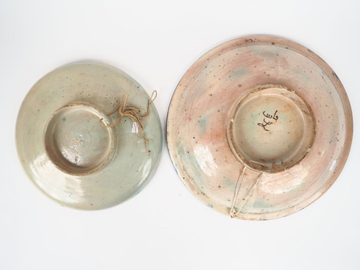 Plat en faience marocaine polychrome Signé Diam. 38,5 cm (petites égre