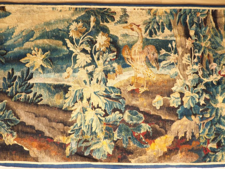 Fragment de tapisserie d'Aubusson XVIIème. "verdure" Dim. 123 x 188 cm