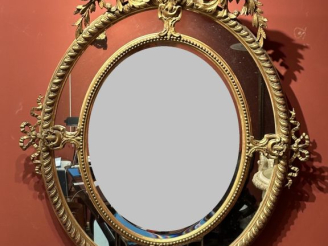 Vente aux enchères Glace médaillon à parecloses de style Louis XVI en bois et stuc doré, 