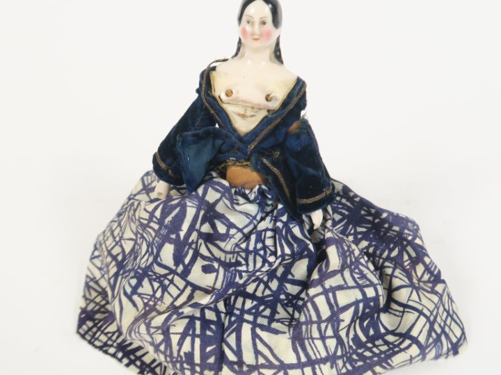 Rare et belle poupée diseuse de bonne aventure en porcelaine versionné