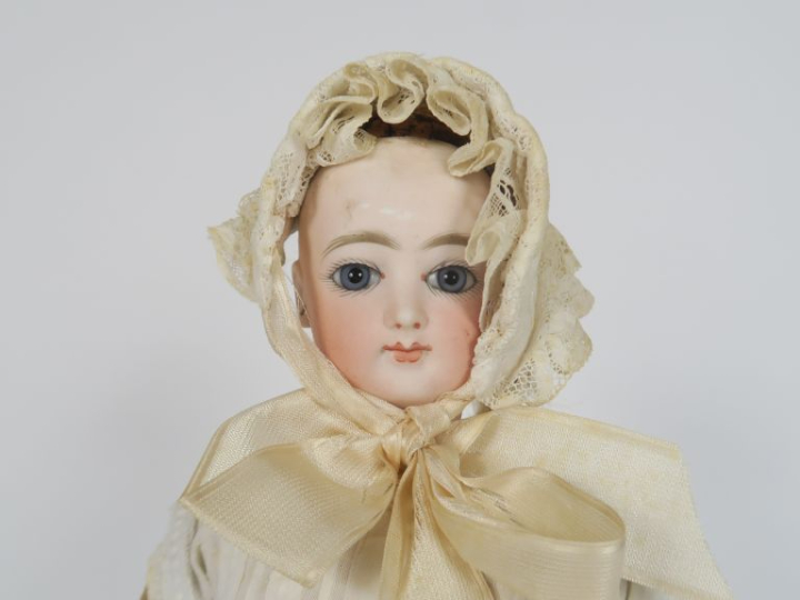 Poupée dite parisienne tête porcelaine de marque Gautier marquée 2, la