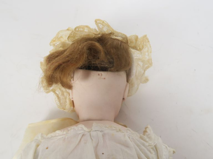 Poupée dite parisienne tête porcelaine de marque Gautier marquée 2, la