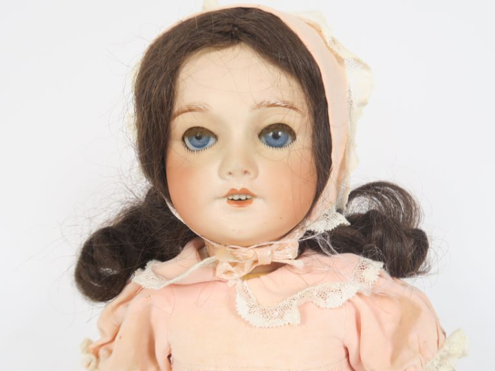 Poupée de fabrication française de marque SFBJ 301 T 7 tête porcelaine